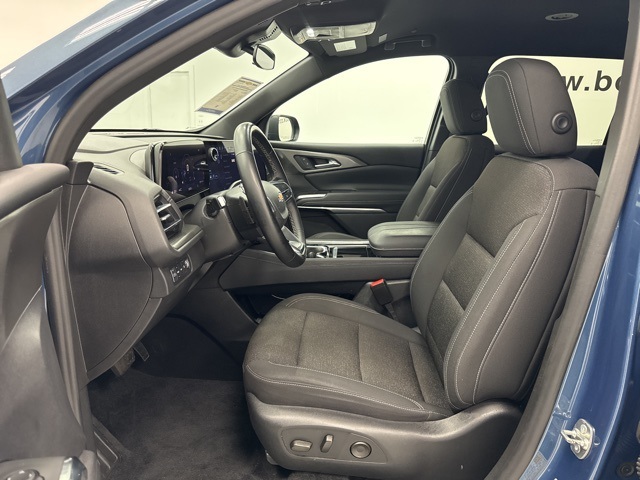 used 2024 Chevrolet Traverse car, priced at $33,988