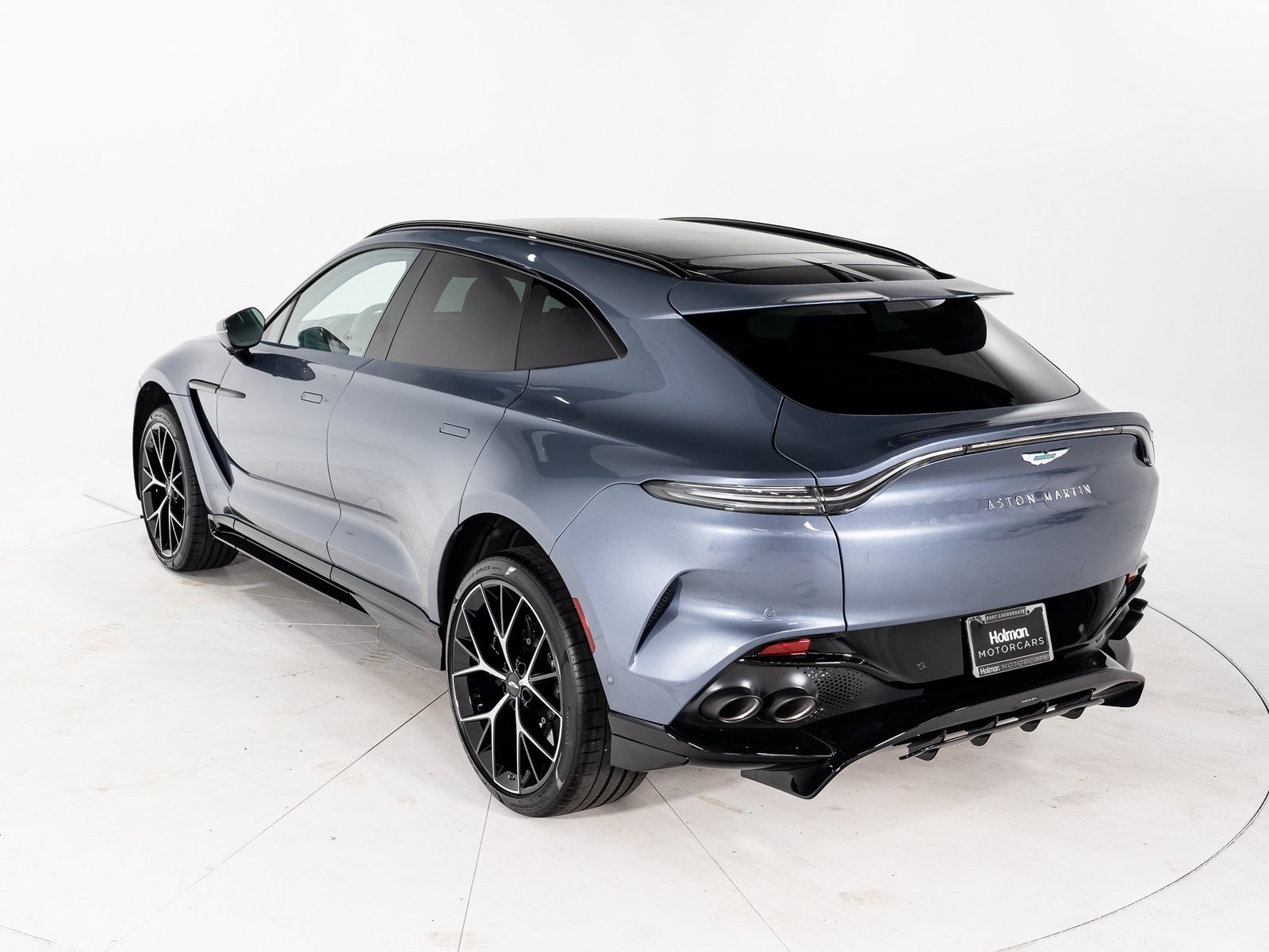 2025 Aston Martin DBX photo 2