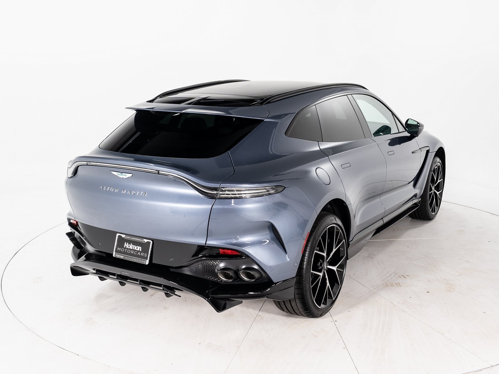 2025 Aston Martin DBX photo 4