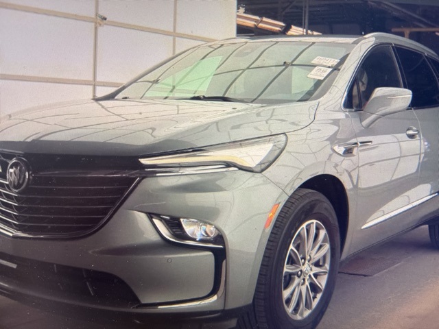2023 Buick Enclave Essence photo 2