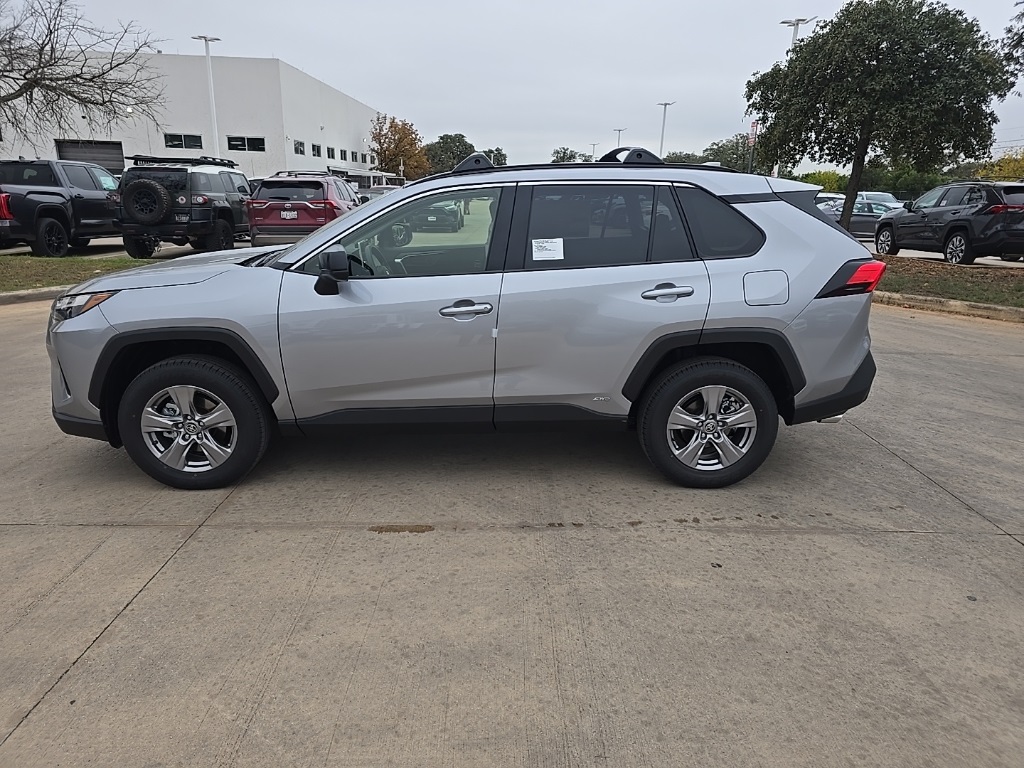 2025 Toyota RAV4 LE's photo