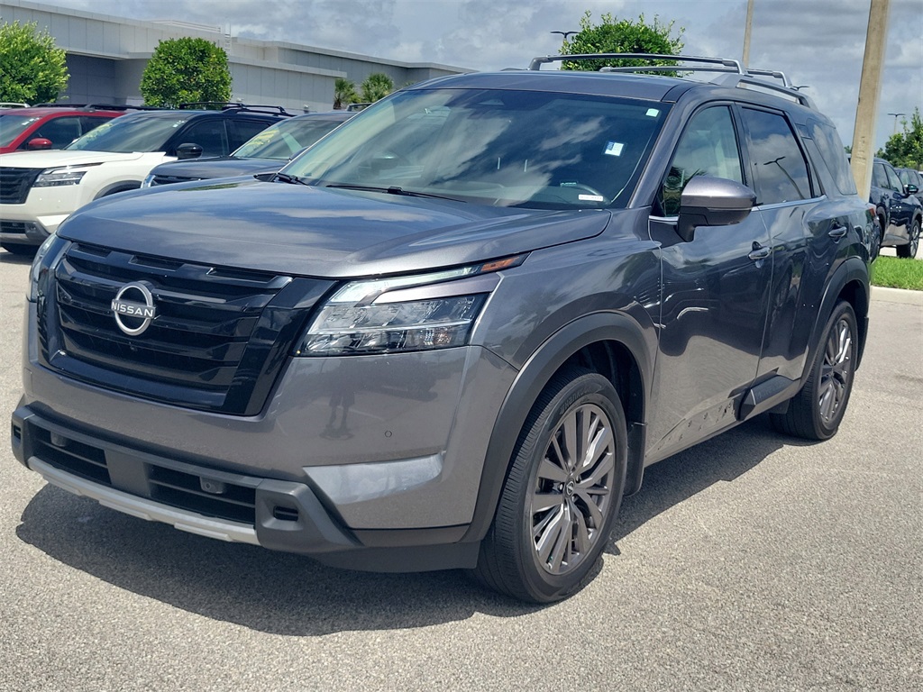 2024 Gun Metallic Nissan Pathfinder SL FWD SUV
