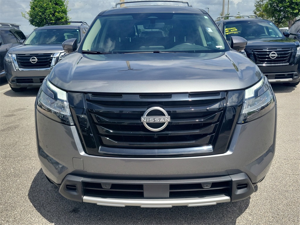 2024 Gun Metallic Nissan Pathfinder SL FWD SUV