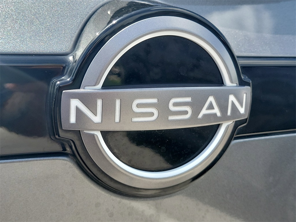 2024 Gun Metallic Nissan Pathfinder SL FWD SUV