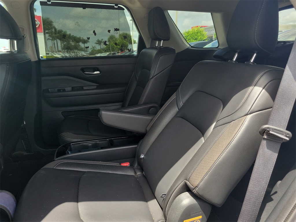 2024 Gun Metallic Nissan Pathfinder SL FWD SUV