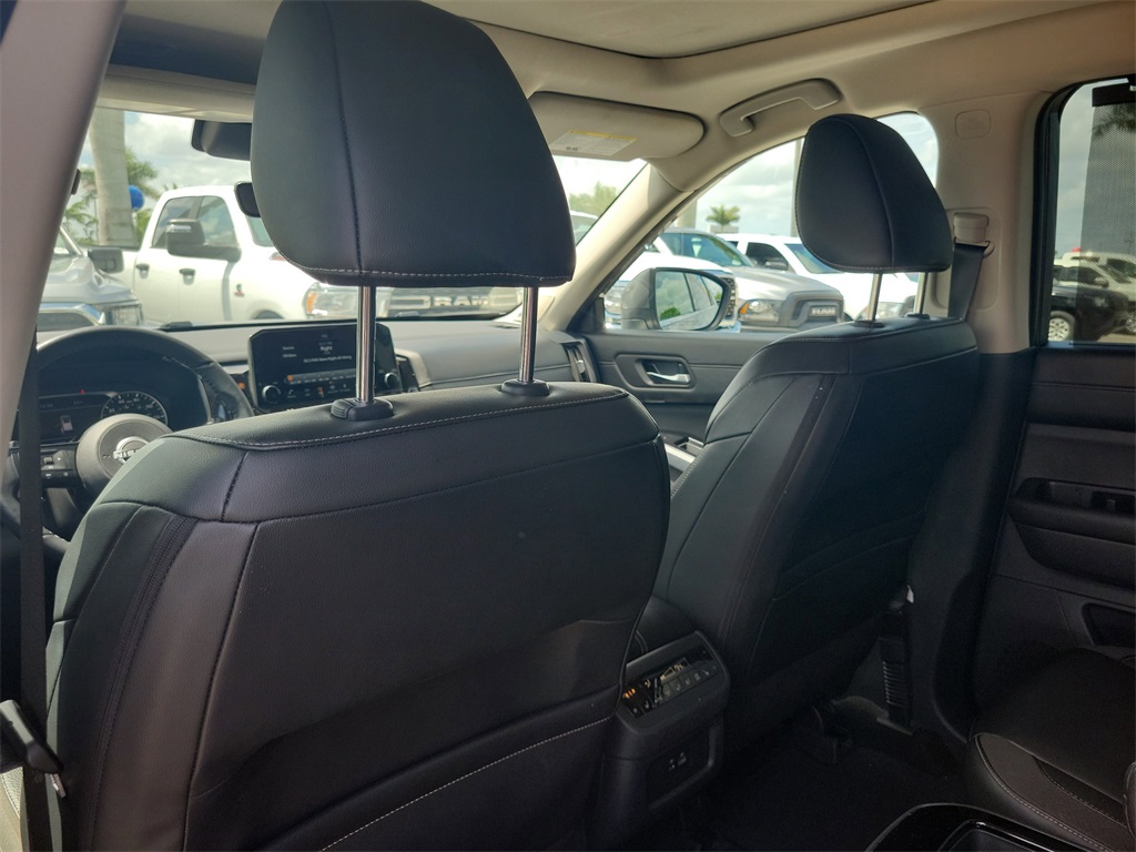 2024 Gun Metallic Nissan Pathfinder SL FWD SUV