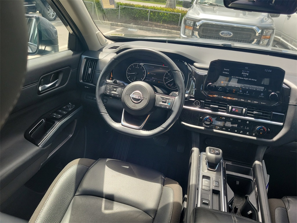 2024 Gun Metallic Nissan Pathfinder SL FWD SUV