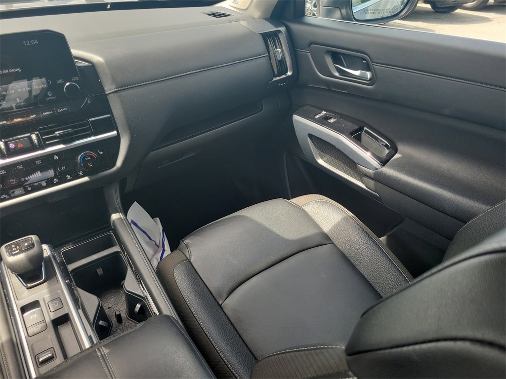 2024 Gun Metallic Nissan Pathfinder SL FWD SUV