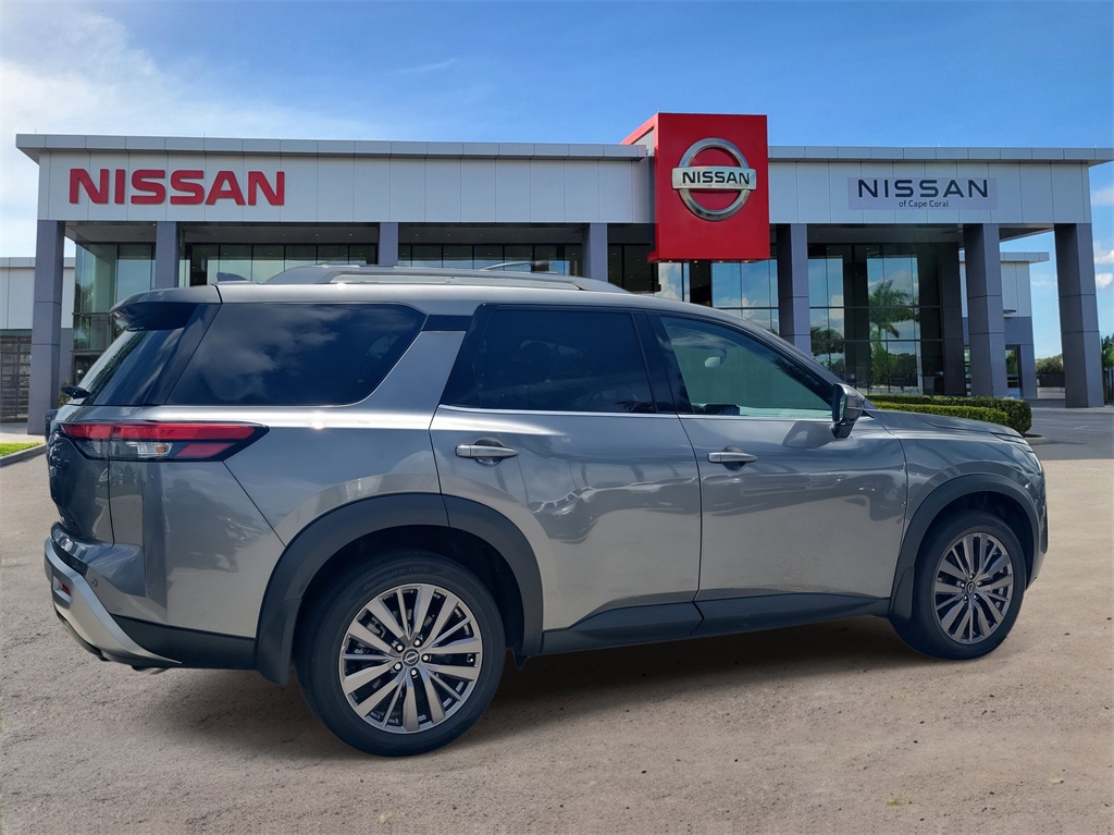 2024 Gun Metallic Nissan Pathfinder SL FWD SUV
