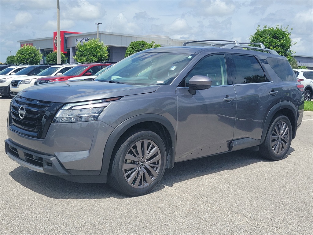 2024 Gun Metallic Nissan Pathfinder SL FWD SUV