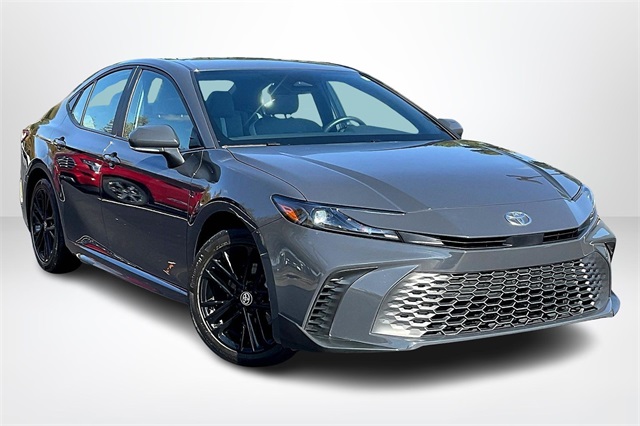 2025 Toyota Camry SE's photo