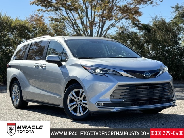 2021 Toyota Sienna Platinum's photo