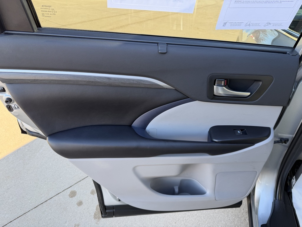 used 2019 Toyota Highlander car, priced at $26,903