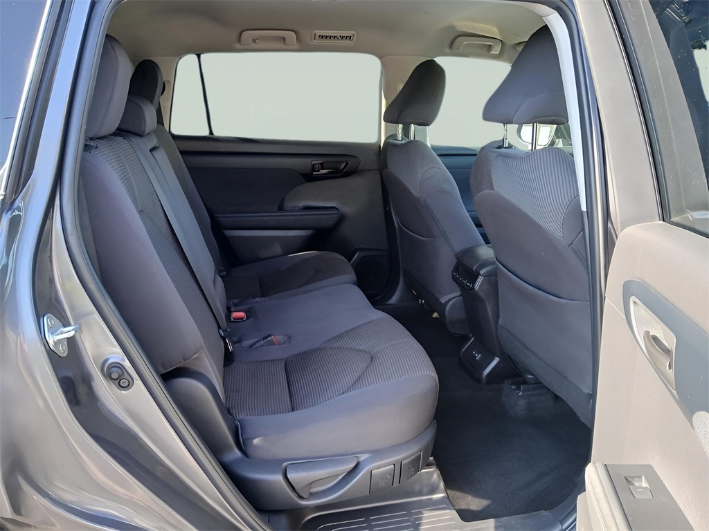 2023 Toyota Highlander LE photo 32