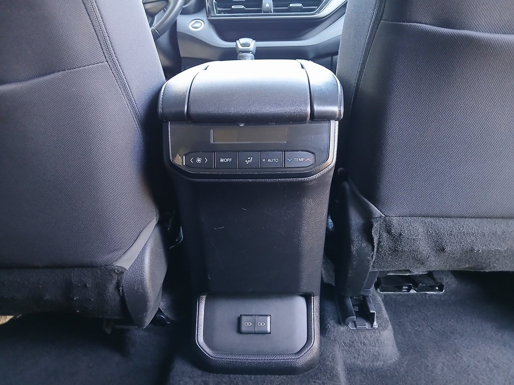 2023 Toyota Highlander LE photo 33