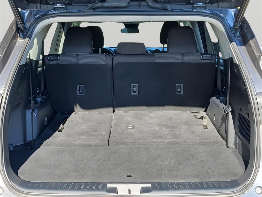 2023 Toyota Highlander LE photo 2