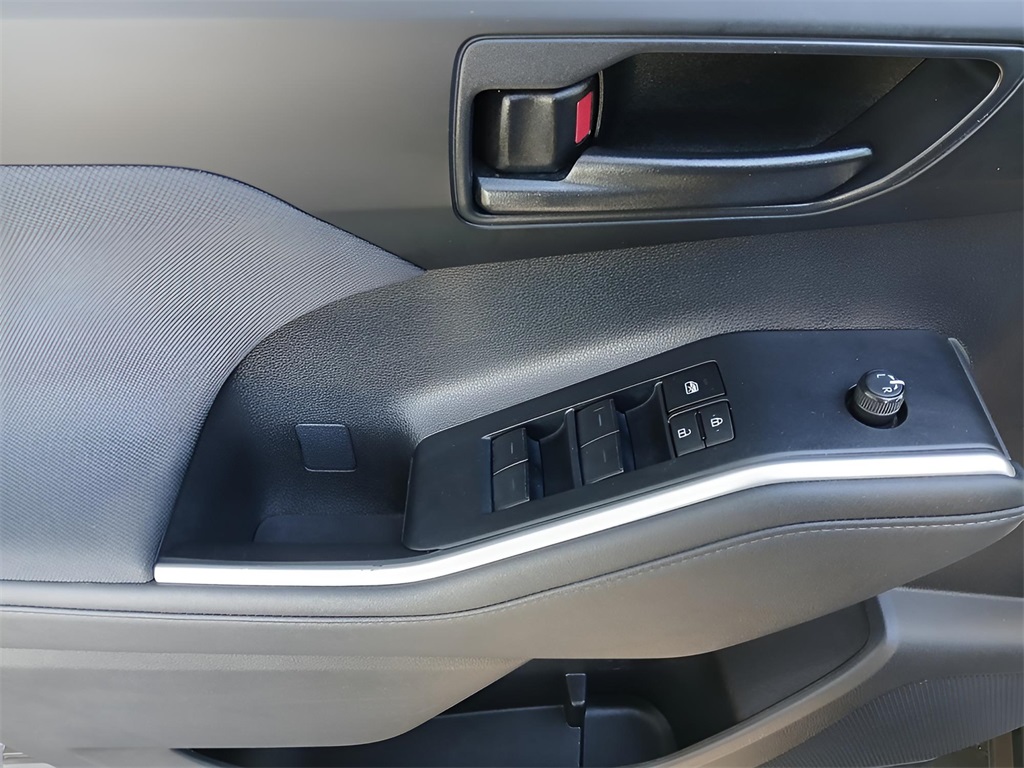 2023 Toyota Highlander LE photo 3