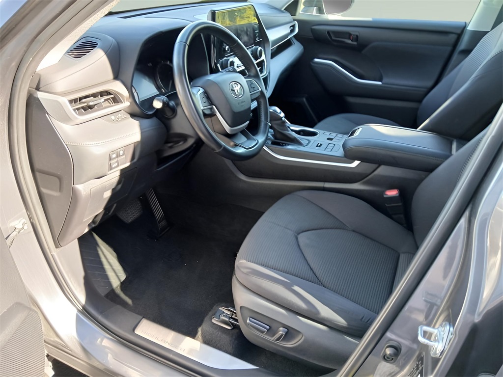 2023 Toyota Highlander LE photo 4