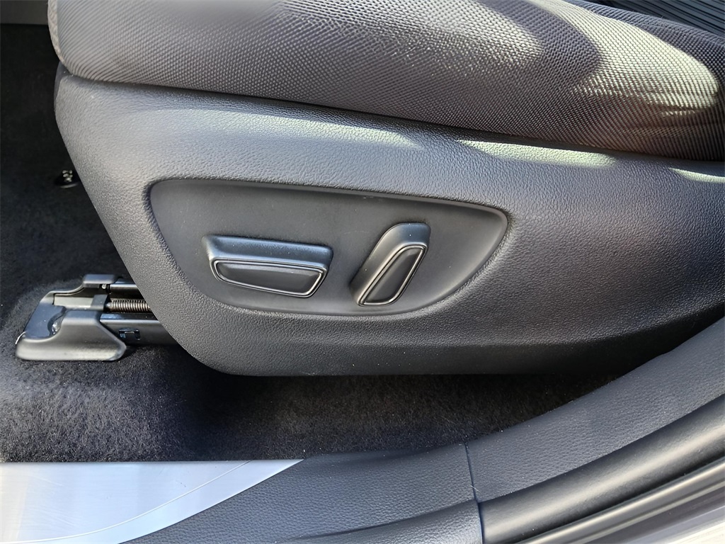 2023 Toyota Highlander LE photo 5