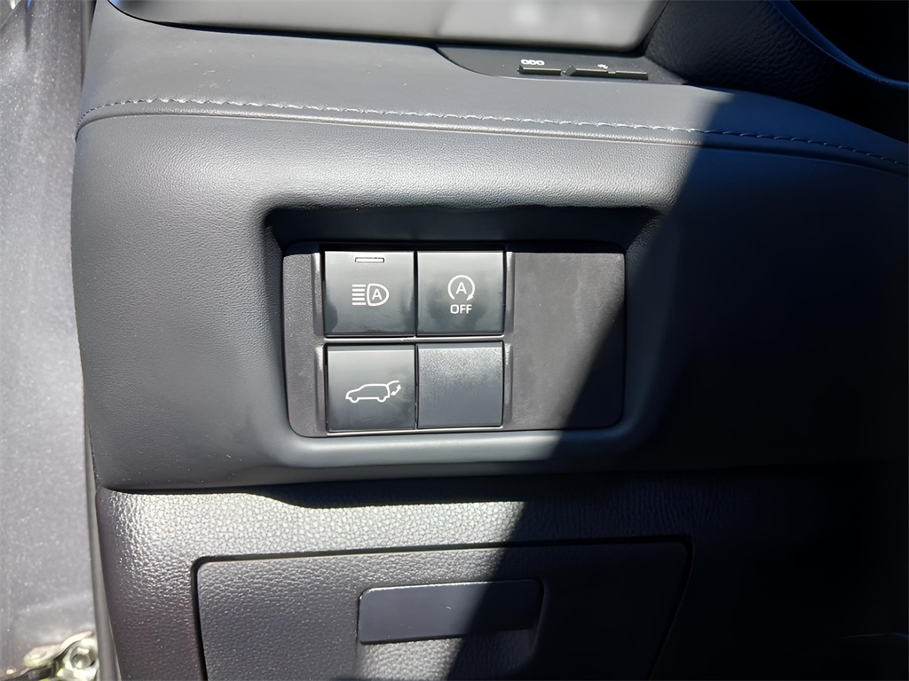 2023 Toyota Highlander LE photo 6