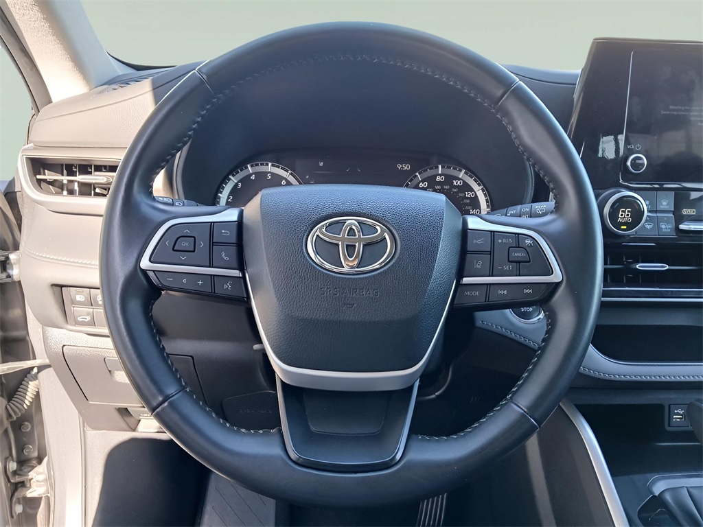2023 Toyota Highlander LE photo 8