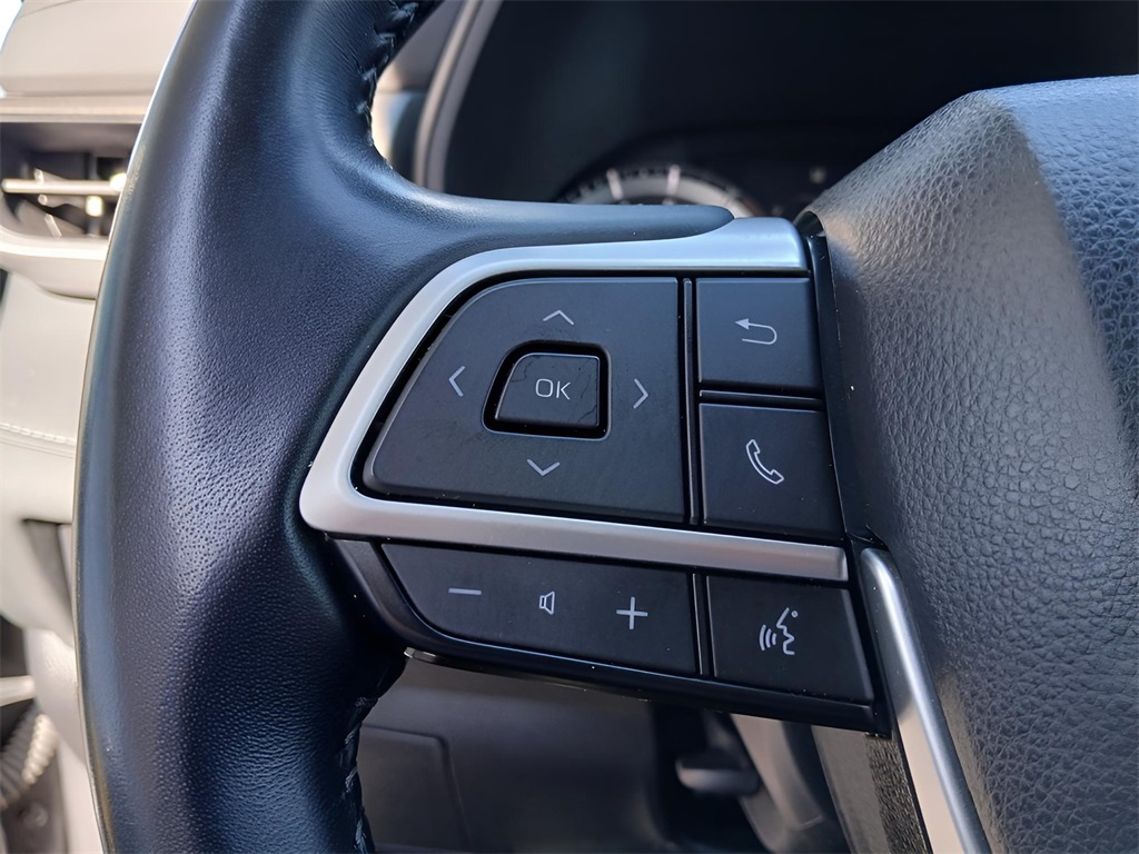 2023 Toyota Highlander LE photo 9