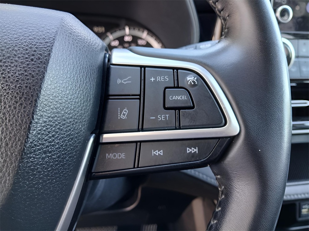 2023 Toyota Highlander LE photo 10