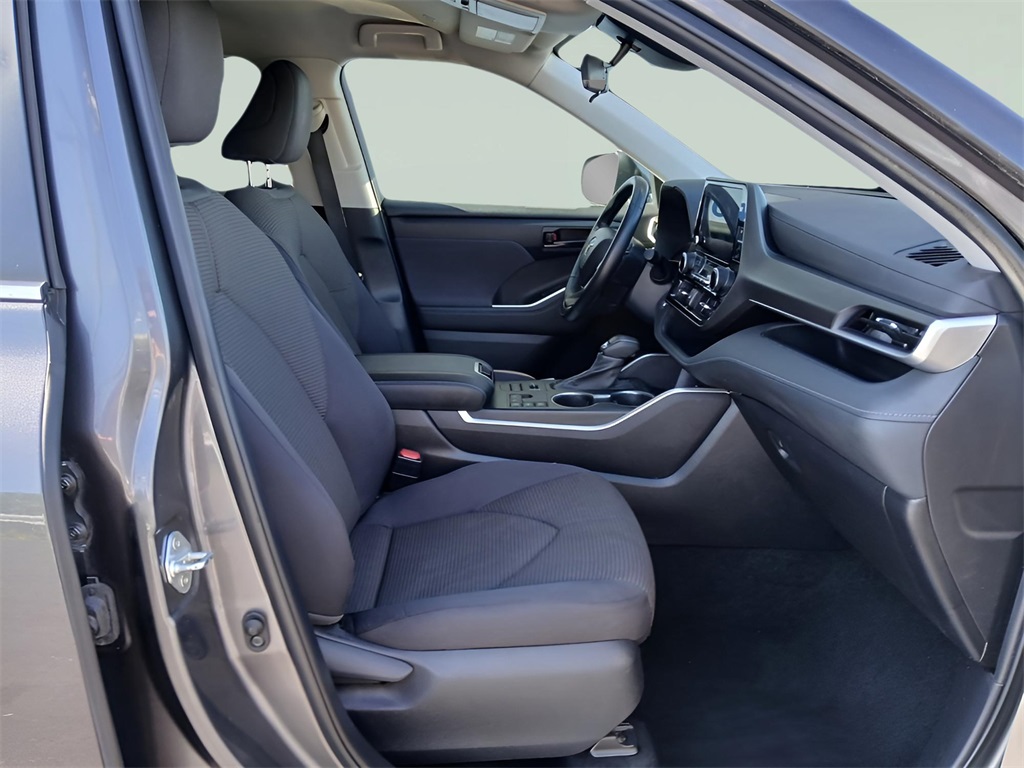 2023 Toyota Highlander LE photo 28