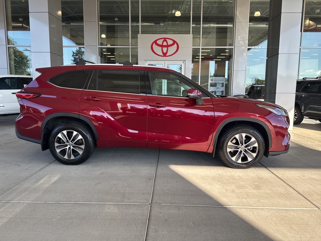 2022 Toyota Highlander XLE photo 2