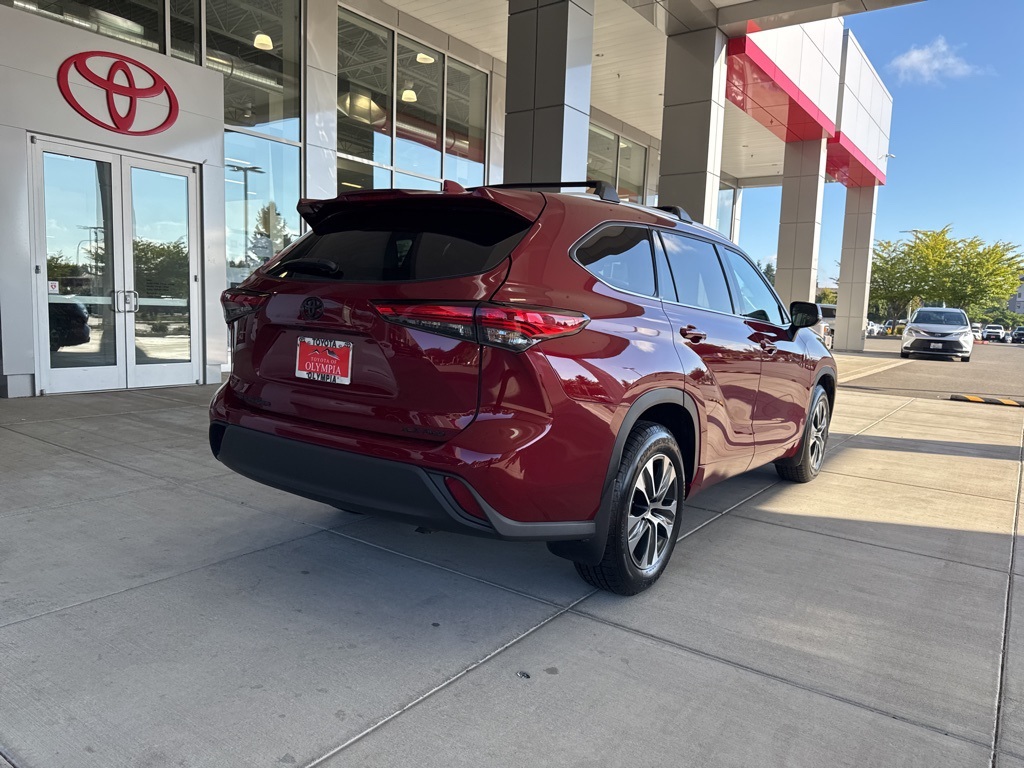 2022 Toyota Highlander XLE photo 3