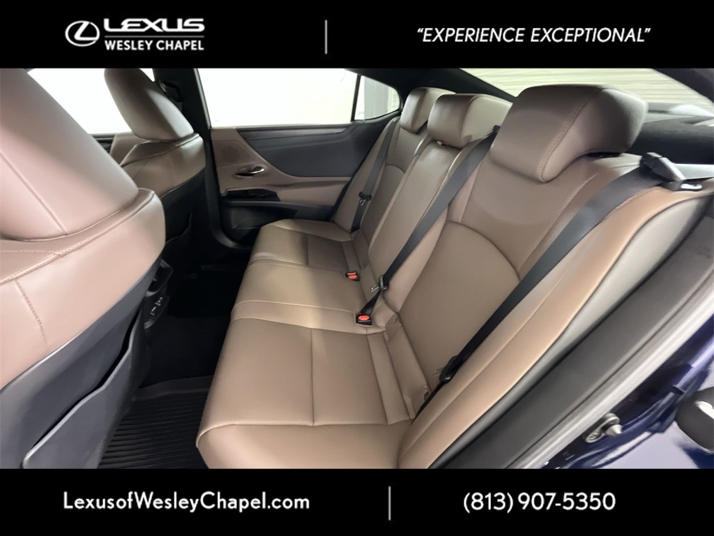 2025 Lexus ES 300h photo 13