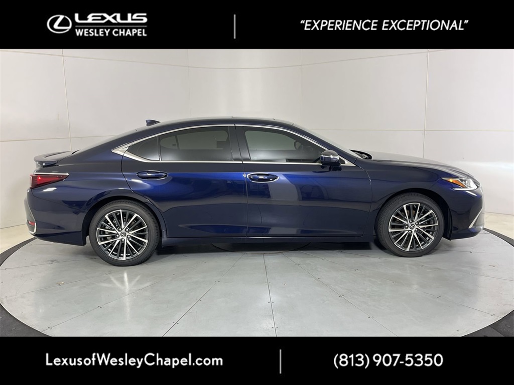 2025 Lexus ES 300h photo 2
