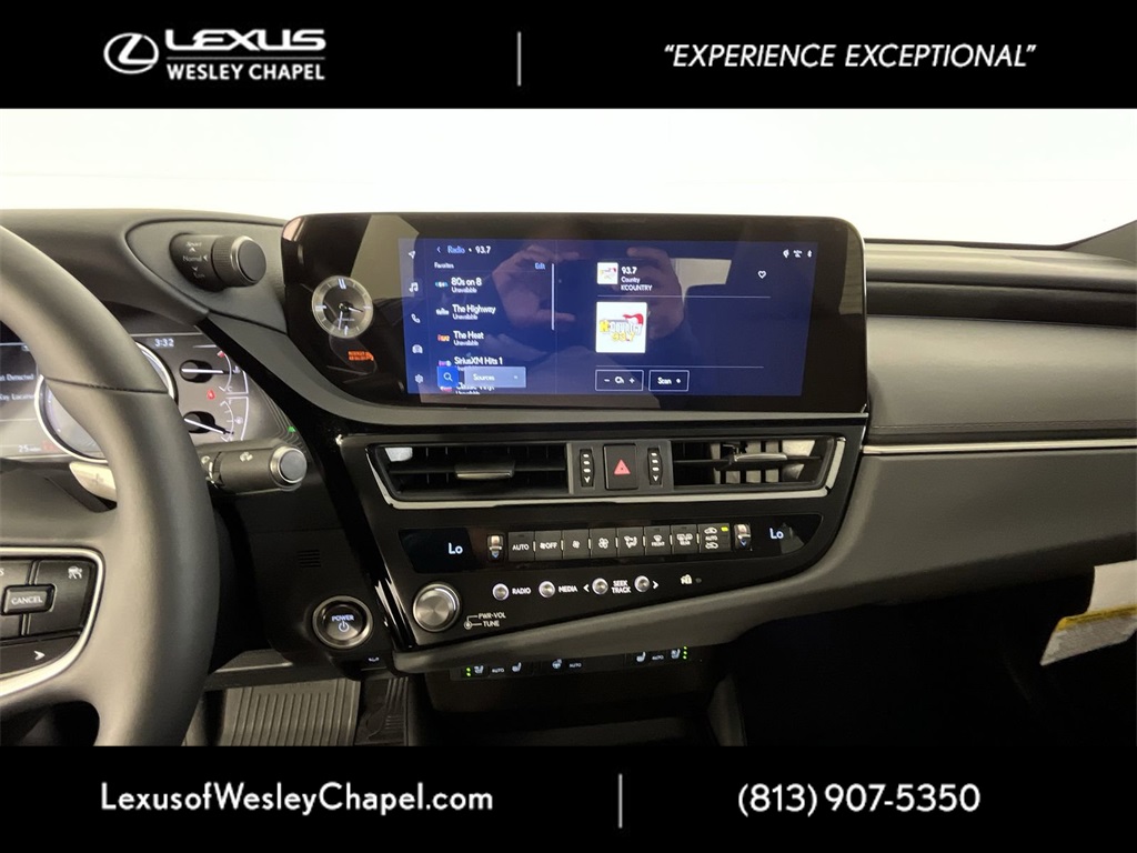 2025 Lexus ES 300h photo 18
