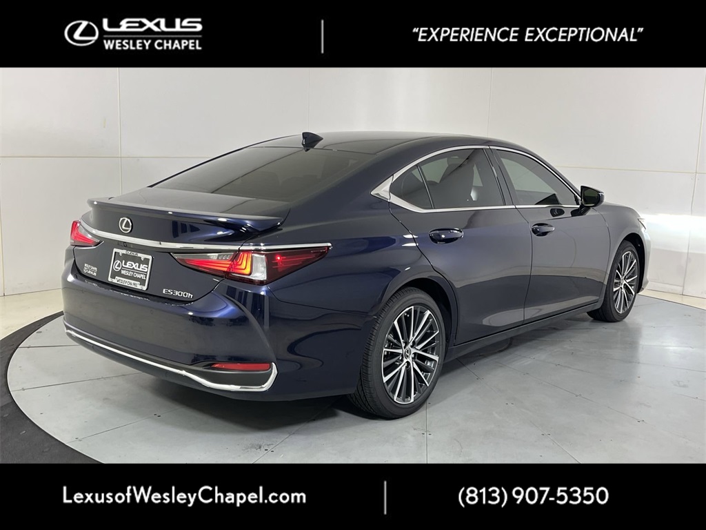 2025 Lexus ES 300h photo 3