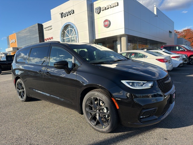 2026 Chrysler Pacifica Select's photo