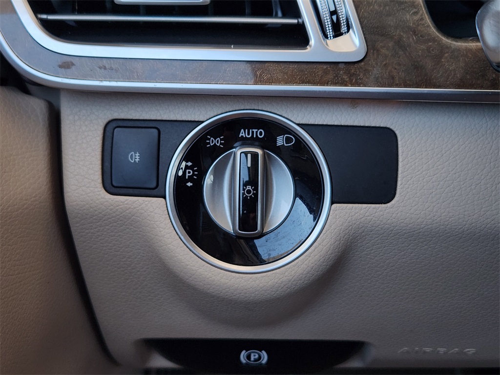 2015 Mercedes Benz E 250 BlueTEC photo 16
