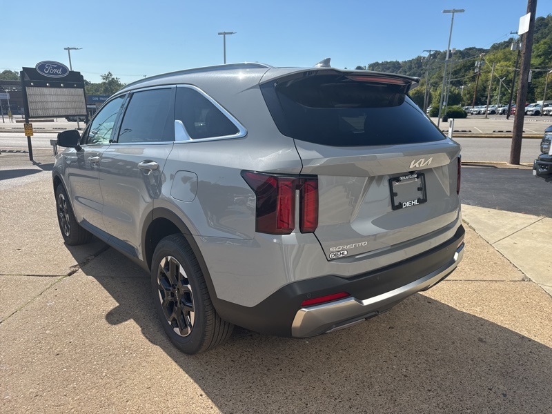 2025 Kia Sorento S photo 2