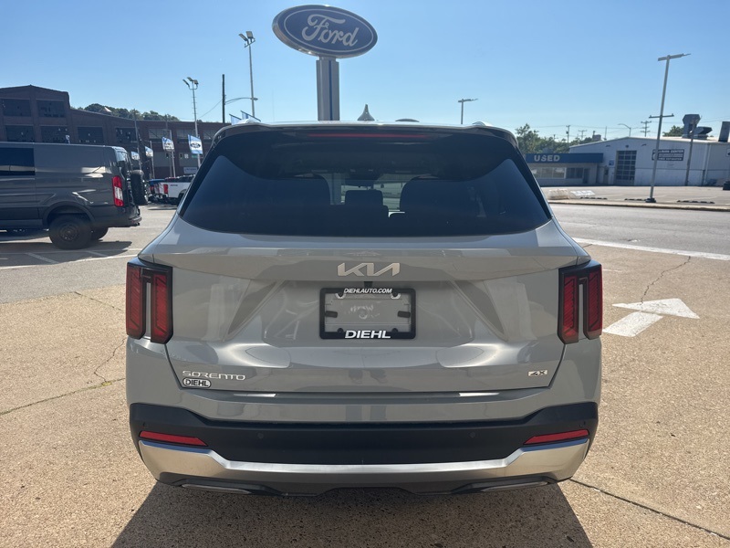 2025 Kia Sorento S photo 3