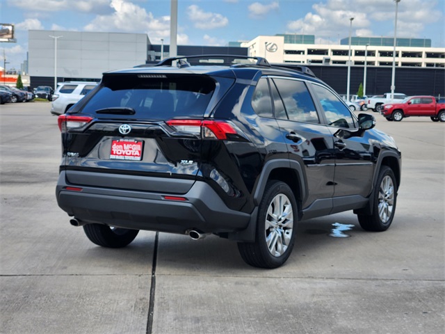 2022 Toyota RAV4 XLE Premium photo 6