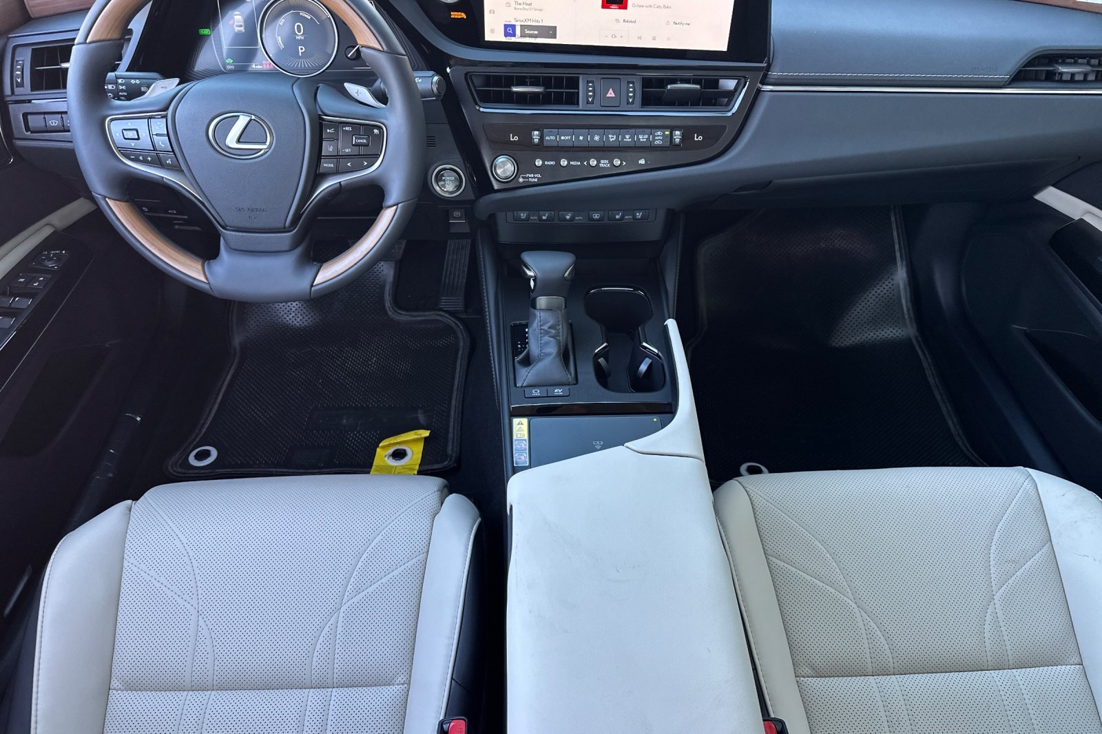 2025 Lexus ES 300h Luxury photo 9