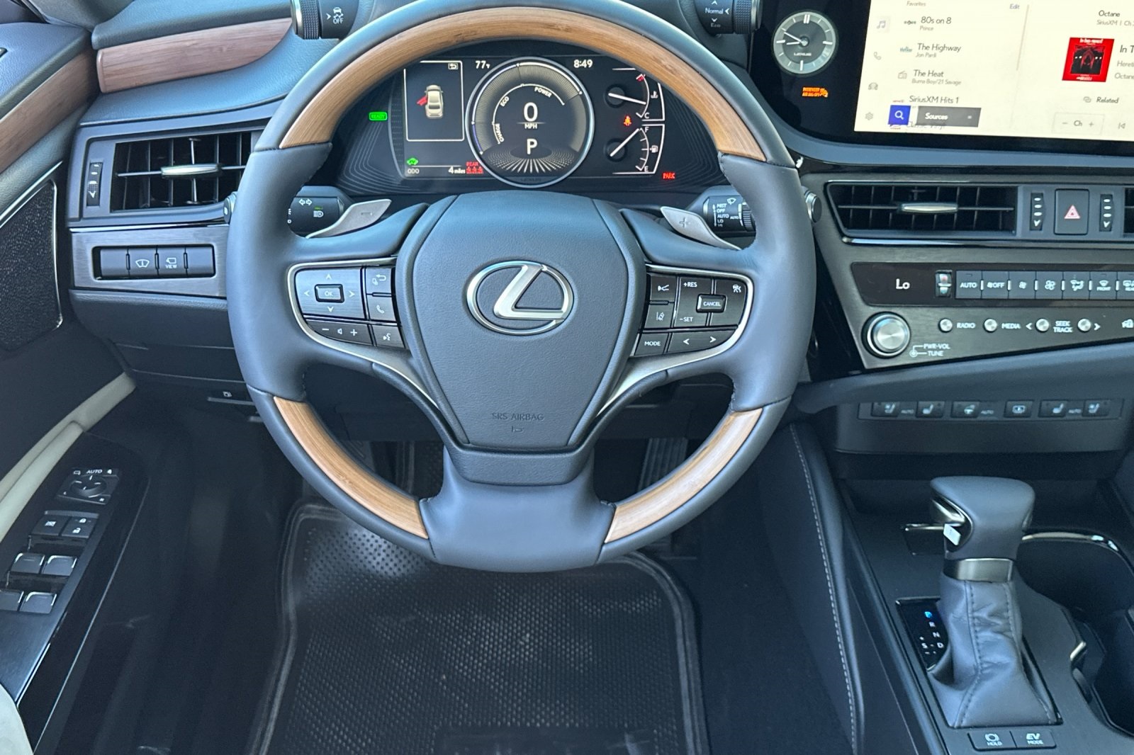 2025 Lexus ES 300h Luxury photo 10