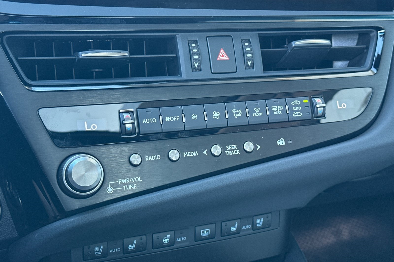 2025 Lexus ES 300h Luxury photo 15