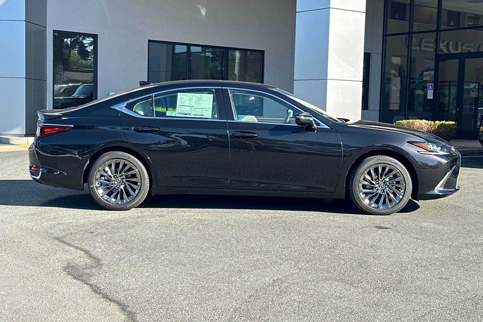 2025 Lexus ES 300h Luxury photo 2