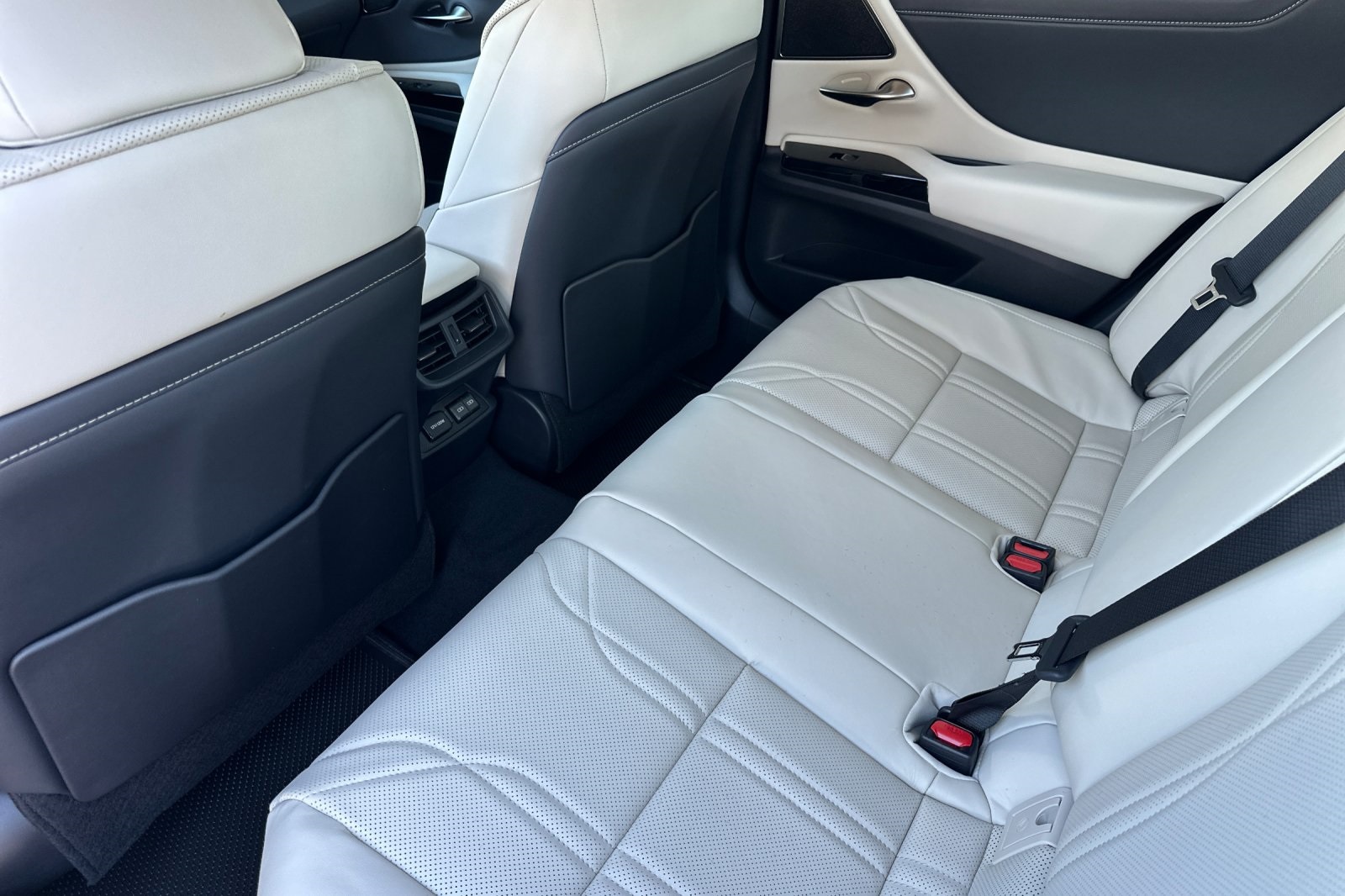 2025 Lexus ES 300h Luxury photo 8