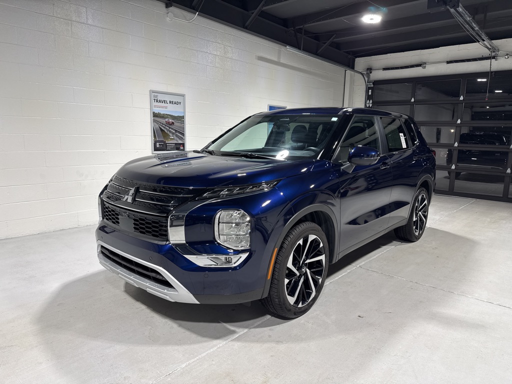 2024 Mitsubishi Outlander SE's photo