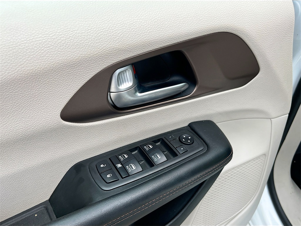 2019 Chrysler Pacifica Touring Plus photo 16