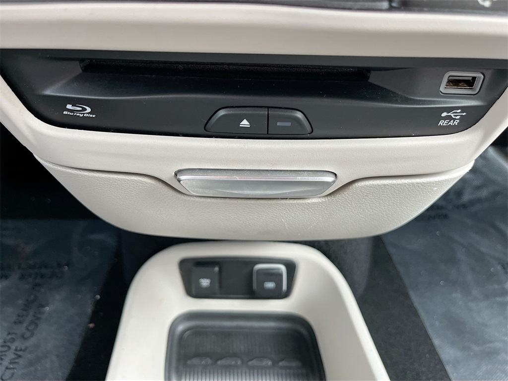 2019 Chrysler Pacifica Touring Plus photo 19