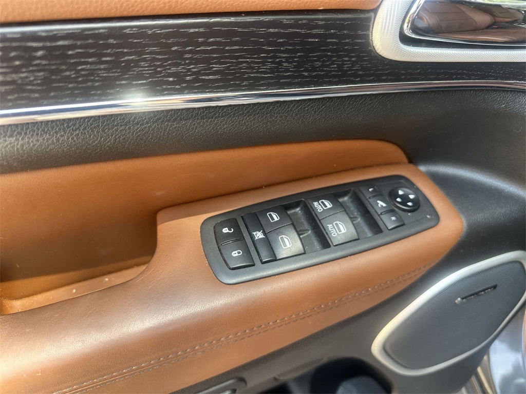 Grand Cherokee Summit