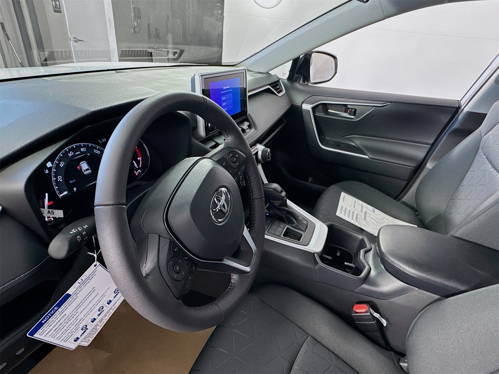 2025 Toyota RAV4 XLE photo 4