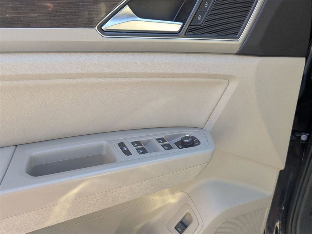 2019 Volkswagen Atlas V6 SE Technology R-Line photo 10